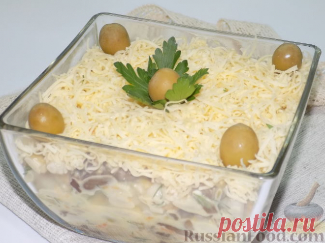 Салат с опятами, фасолью и оливками