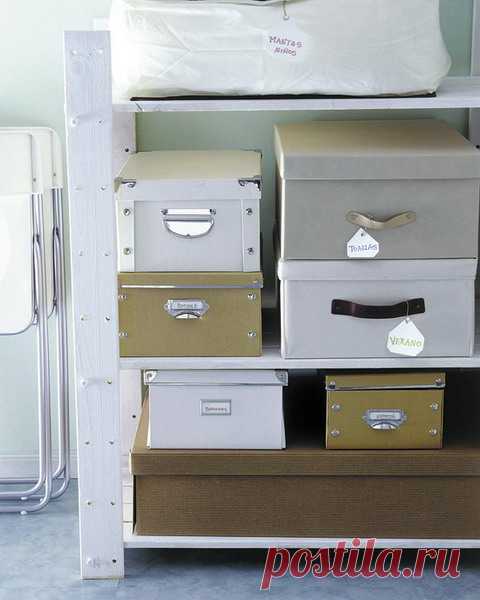 Как подписать ящики для хранения. Декоративные коробки для хранения на шкаф. Коробки на шкаф сверху для хранения. Коробки на шкафу в интерьере. Коробки большие для хранения на шкаф.