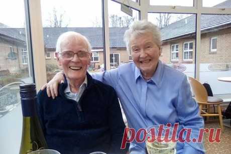 Отметившие 70 лет совместной жизни супруги поделились секретами крепкого брака. 95-летний Бобби Рассел и его жена, 89-летняя Одри, из Великобритании отметили 70-летие совместной жизни и рассказали, как им удалось сохранить романтические отношения. Сейчас Бобби живет в доме престарелых, и Одри регулярно его навещает. У супругов двое детей, трое внуков и четыре правнука.