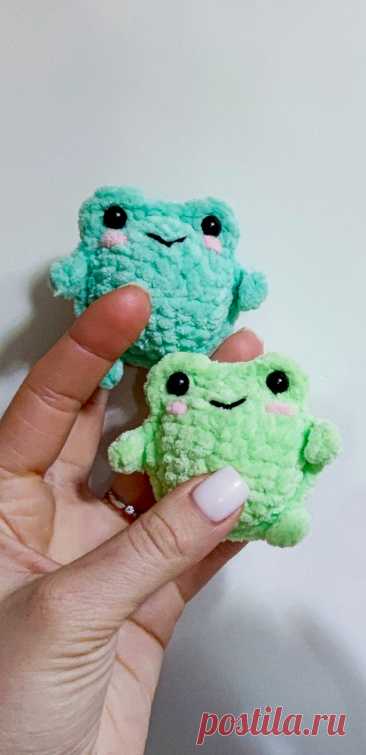 PDF Лягушонок крючком. FREE crochet pattern; Аmigurumi toy patterns. Амигуруми схемы и описания на русском. Вязаные игрушки и поделки своими руками #amimore - маленький лягушонок из плюшевой пряжи, плюшевая лягушка.