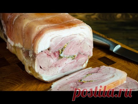 Делаю СРАЗУ ДВЕ ПОРЦИИ, потому что это Очень Вкусно. Еще и БЮДЖЕТНО! Свиная рулька (рулет из рульки) — 500 гр., Лук репчатый — 1 шт., Морковь — 1 шт, Чеснок — 3 зубчика, Корень хрена — 2 ст.л, Специи: соль, перец, лавровый лист, душистый перец, хмели-сунели, горчица, майоран, сухой укроп. Если есть время и желание можете отварить рульку до готовности в подсоленной воде. Затем рульку кладем в форму для запекания (если нет – можно положить на противень), добавляем специи, морковку, сельдерей, лу…