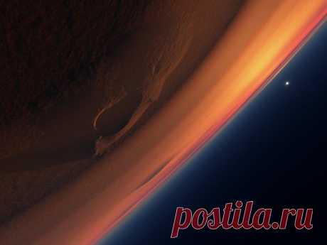 Марс. Южный вал кратера Холдена. Лучи солнца, вырываются из-под остроконечных пород, подсвечивая прозрачные облака в форме звезды / Astro Analytics