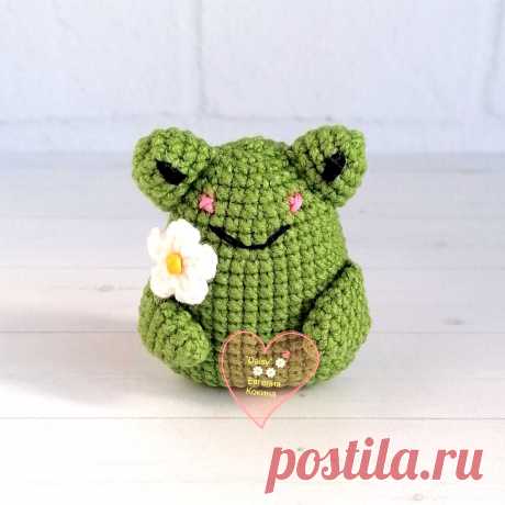 PDF Брелок Лягушонок крючком. FREE crochet pattern; Аmigurumi toy patterns. Амигуруми схемы и описания на русском. Вязаные игрушки и поделки своими руками #amimore - маленький брелок в виде лягушки, лягушонок.