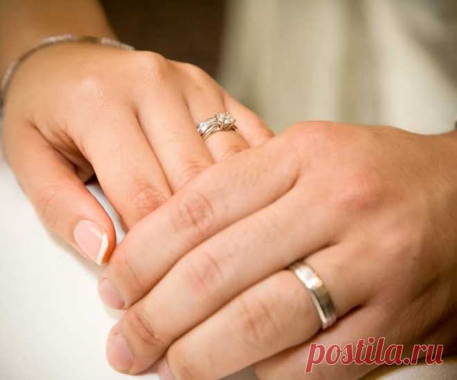Как носить кольцо на безымянном пальце: верить ли в примету? На каких пальцах можно носить кольца, а на каких нельзя? Как относятся к ношению украшений? Значение обручального кольца на разных пальцах