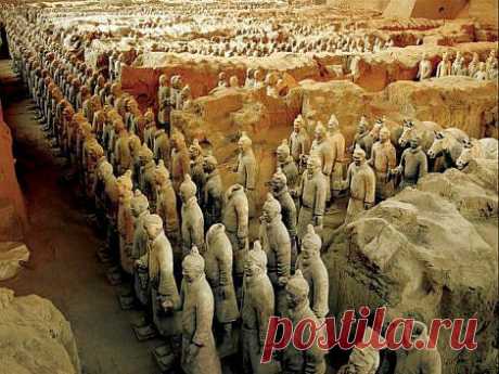 Терракотовая армия — захоронение по крайней мере 8099 полноразмерных терракотовых статуй китайских воинов и их лошадей, обнаруженное в 1974 году рядом с гробницей китайского императора Цинь Шихуанди неподалёку от города Сиань