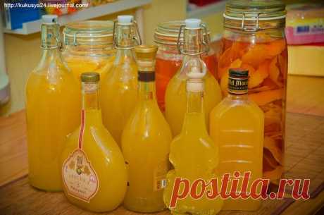 Ликер из мандаринов, изготовленный в домашних условиях, представляет собой неописуемо красивый янтарный напиток с золотистыми переливами, славящийся в каждом уголке мира дивным, неподражаемым ароматом

Вам потребуется: 

- 1,5 ст свежевыжатого сока из мандаринов (апельсинов), 
- цедра из двух апельсинов (!), 
- 150-200 мл водки, 
- 3/4 ст сахара (или больше), 
- 100 мл воды. 

Как готовить: 

1. Из апельсинов (именно апельсинов) аккуратно снять цедру, так чтоб не зацепить ...
