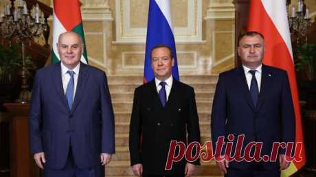 Медведев встретился с лидерами Абхазии и Южной Осетии