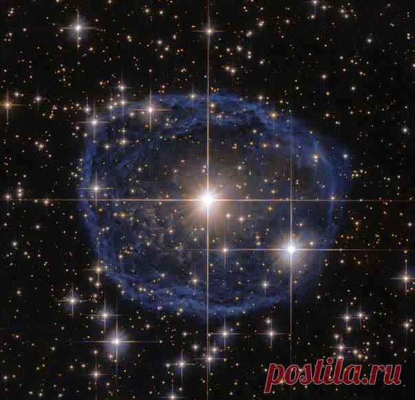 «Хаббл» сделал фотографию звезды, вокруг которой разрастается огромный синий «пузырь» со скоростью 220000 км/ч.