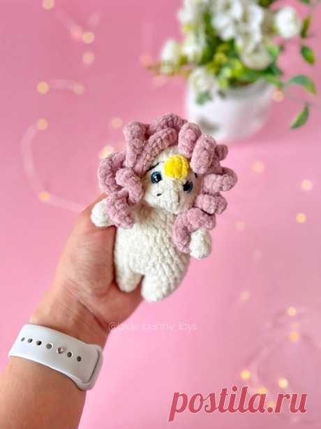 PDF Единорожка крючком. FREE crochet pattern; Аmigurumi animal patterns. Амигуруми схемы и описания на русском. Вязаные игрушки и поделки своими руками #amimore - плюшевый единорог, маленькая единорожка из плюшевой пряжи.