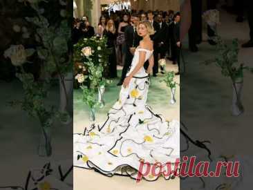 Цветы из бисера на Мет Гала - 2,8 миллионов бисерин на одно платье! 🌹 #метгала #РозыИзБисера