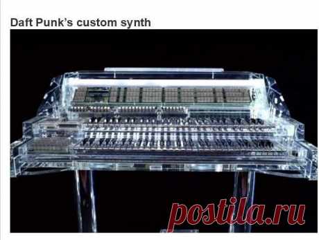 125ae362dd.jpg (664×501)

Изготовленный на заказ синтезатор для французского музыкального дуэта Daft Punk