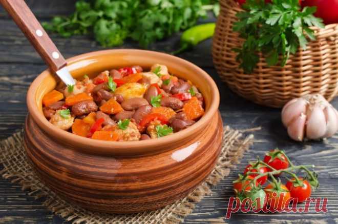 Свинина с фасолью и овощами в горшочках