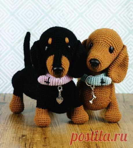 Запись на стене Таксы Fin и LinПеревод: Елены Кузьминой #амигуруми#amigurumi#вязаныеидеи#крючок#Handmade#игрушки#вязаныеигрушки#amigurumipattern#описаниеигрушки#игрушкакрючком#амигуруми_такса_схема