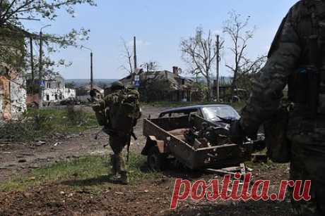 Бойцы «Вагнера» отбили еще один квартал в Артемовске. Бойцы частной военной компании (ЧВК) «Вагнер» смогли отбить еще один квартал в Артемовске (украинское название — Бахмут). По данным РИА Новости, «вагнеровцы» отбили квартал, где был расположен опорный пункт Вооруженных сил Украины (ВСУ). В итоге военные заняли пятиэтажку и закрепились на новом месте.