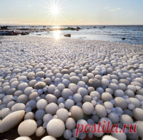 Финский пляж покрылся «ледяными яйцами» В минувшее воскресенье, 3 ноября, на побережье Балтийского моря заметили удивительное явление.