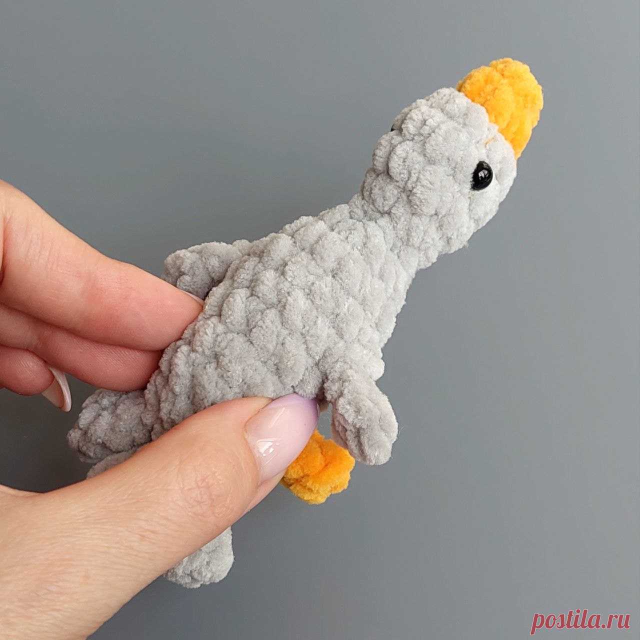 PDF Мини Гусик крючком. FREE crochet pattern; Аmigurumi toy patterns. Амигуруми схемы и описания на русском. Вязаные игрушки и поделки своими руками #amimore - плюшевый гусь, маленькие гусята из плюшевой пряжи, гусёнок, утёнок.