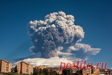 Извержение вулкана Этна на Сицилии. / Физика невозможного!