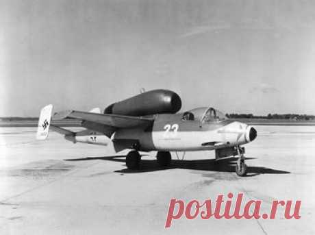 Немецкий истребитель Heinkel Не 162 «Salamander» Истребитель Heinkel Не 162 «Salamander» спроектирован на фирме Ernst Heinkel AG под руководством Э. Хейнкеля осенью 1944 года. Первый полёт прототип самолёта, получивший обозначение Не 162 V-1 совершил 6 декабря 1944 года. Всего с февраля до начала мая 1945 года было изготовлено более 1000 машин. Описание конструкции самолёта Heinkel Не 162 A «Salamander» Самолёт Heinkel Не-162 A «Salamander» представлял собой одноместный од...