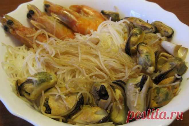 Рисовая лапша с креветками и мидиями рецепт – Паназиатская кухня: Закуски. «Еда»