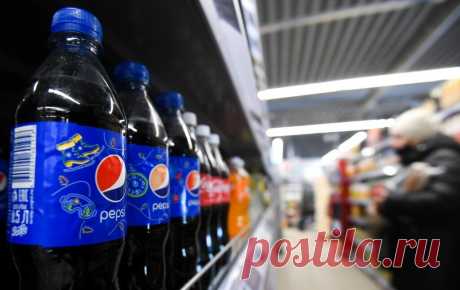 PepsiCo прекратила производство Pepsi, 7UP и Mountain Dew в России Американская корпорация PepsiCo полностью прекратила производство Pepsi, 7UP и Mountain Dew в России, сообщил Reuters со ссылкой на ее представителя. Как отмечает агентство, компания выступила с официальным заявлением после того, как его журналисты посетили десятки гипермаркетов, розничных магазинов и спортивных залов в Москве и за ее пределами и обнаружили в них напитки Pepsi, произведенные в России в июле...