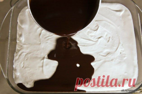 Птичье молоко

Вам потребуется:

Для торта:
2 пакета желатина (по 8 г)
1 стакан молока
1 стакан сахара
450 г сметаны
450 г охлажденных взбитых сливок
растительное масло для смазывания формы

Для глазури:
5 столовых ложек какао-порошка
5 столовых ложек сахара
1 пакет желатина (8 г)
5 столовых ложек молока
1 стакан холодной воды

Приготовление:

1. В небольшой кастрюле смешайте 2 пакетика желатина с 1 стаканом молока. Поставьте на средний огонь и взбивайте, когда от молока п...