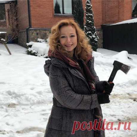 Елена Захарова в окружении ОМОНа: как актриса попала в зону защиты вооруженных ребят