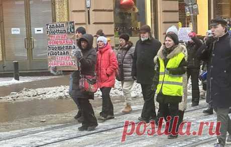 В Финляндии русскоязычные жители провели шествие с требованием открыть КПП на границе с РФ. В Хельсинки в шествии приняли участие не более 50 человек