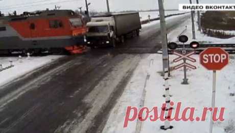 В Казахстане грузовик столкнулся с товарным и пассажирским поездами