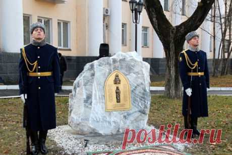 В Хабаровске установили мемориальный камень на месте разрушенной церкви. В Хабаровское на месте разрушенной Алексеевской церкви установили мемориальный камень, который освятил митрополит Хабаровский и Приамурский Артемий. Градо-Хабаровская Алексеевская церковь находилась на пересечении улиц Волочаевская и Ленина с 1914 по 1932 годы. В ней служил третий епископ Хабаровский Пантелеймон.