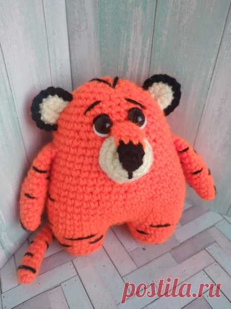 PDF Тигрёнок Толстячок крючком. FREE crochet pattern; Аmigurumi animal patterns. Амигуруми схемы и описания на русском. Вязаные игрушки и поделки своими руками #amimore - тигр, тигренок из обычной пряжи, котик, кот, кошечка, кошка, котенок.