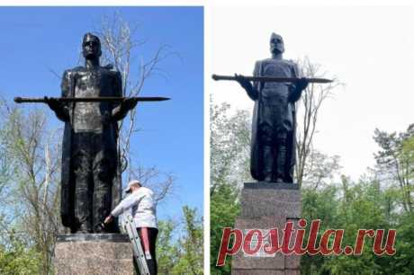 Молдавские вандалы осквернили памятник погибшим во время ВОВ комсомольцам. Оппозиционный политик Молдавии заявил, что единственное, что могут делать вандалы, это портить и разрушать.