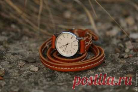 Часы спираль времени
Наручные часы «Спираль времени» выполнены в оригинальном стиле с тонким кожаным ремешком. На руку они одеваются в виде спиральки, откуда и название модели.