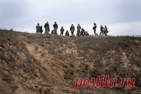 В ЛНР сообщили об остром дефиците воды и еды в ВСУ. Военнослужащие Вооруженных сил Украины (ВСУ) в районе города Кременная на севере ЛНР столкнулись с острым дефицитом воды и провизии, указал дефицитом воды и провизии, указал подполковник ЛНР в отставке Андрей Марочко. По его сведениям, бойцы на передовой перестали вовремя получать продукты из-за больших потерь в тылу.