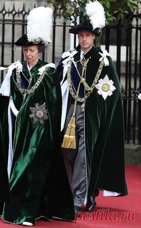 Принцесса и герцог носят забавные шляпы с перьями