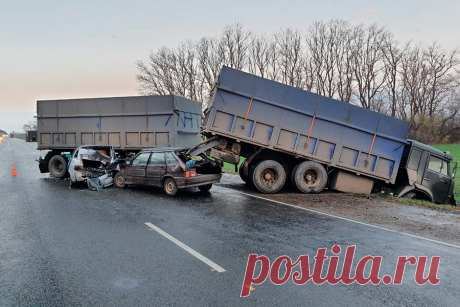 В Краснодарском крае столкнулись «КамАЗ» и пять легковых автомобилей. В Усть-Лабинском районе Краснодарского края произошла авария с участием грузовика и пяти легковых автомобилей.