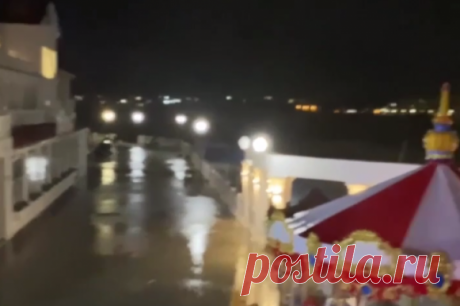 Спасатели в Евпатории эвакуировали 100 человек из отеля на фоне шторма. Курортная инфраструктура повреждена в нескольких районах Крыма.