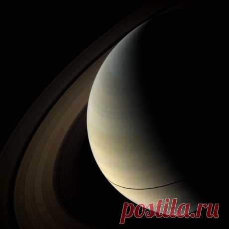 Узкая полоса тени от колец на экваторе Сатурне в равноденствие, которое происходит раз в 15 земных лет. Изображение получено с космического аппарата Кассини широкоугольной камерой 18 июля 2009 года с расстояния около 2,1 млн. км (1,3 млн. миль) от Сатурна. Масштаб изображения составляет 122 километров (76 миль) на пиксель. / Интересный космос