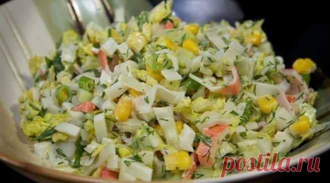 Этот вкусный салат с пекинской капустой я частенько использую. Попробуйте приготовить и вы этот сочный и легкий салатик! Ингредиенты — 450 г крабовых