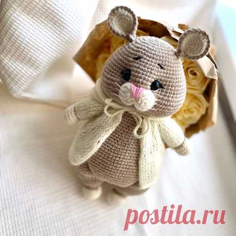 PDF Хомяк Арсений крючком. FREE crochet pattern; Аmigurumi animal patterns. Амигуруми схемы и описания на русском. Вязаные игрушки и поделки своими руками #amimore - хомяк в кофточке с капюшоном, хомячок из обычной пряжи.