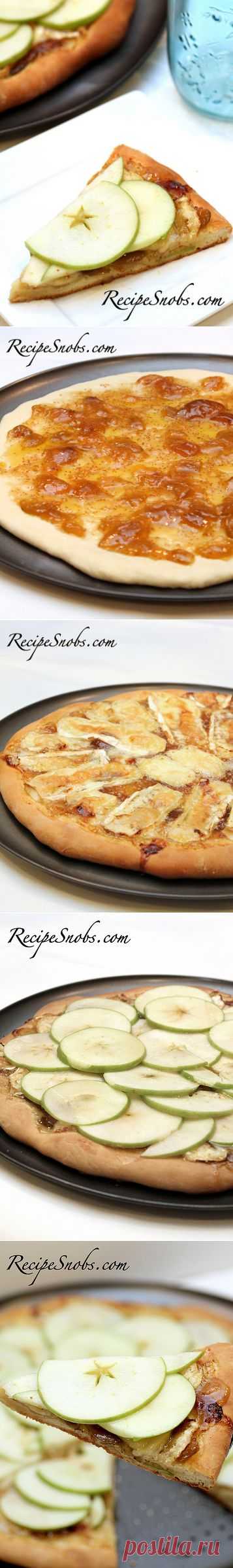 Пицца "Рецепт снобов": мед, сыр бри и груша