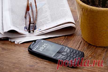 Nokia воскресила легендарный телефон. Под брендом Nokia перевыпустили очередной раритетный телефон. Обновленная модель 6310 получила корпус из пластика, кнопочную клавиатуру, 2,8-дюймовый цветной TFT-экран разрешением 320х240 пикселей. В Европе устройство будет доступно за 40 евро или около 3,5 тысячи рублей. Оригинальная модель 6310 вышла в 2001 году.