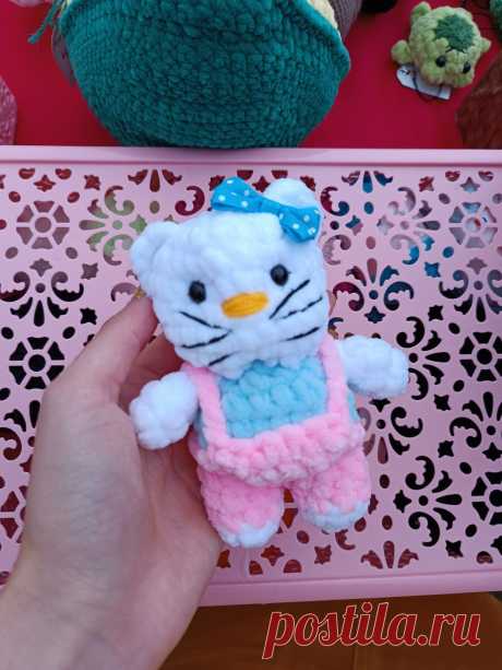 PDF Кошечка Hello Kitty крючком. FREE crochet pattern; Аmigurumi animal patterns. Амигуруми схемы и описания на русском. Вязаные игрушки и поделки своими руками #amimore - маленькая кошечка Хелло Китти из плюшевой пряжи, плюшевая кошка Hello Kitty, котик, котёнок, кот.