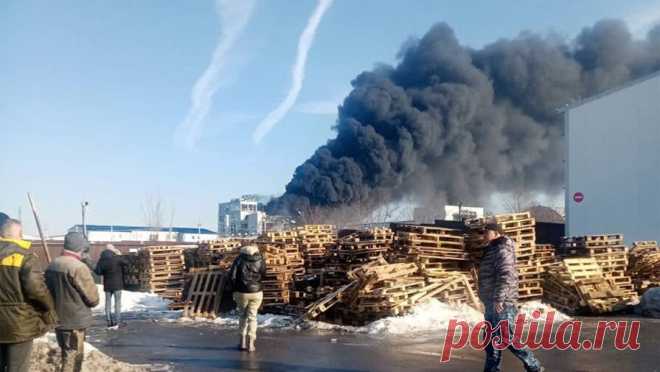 Пожар произошел на заводе в Ростовской области. Мощный пожар произошел на полиэфирном заводе в городе Шахты в Ростовской области. Об этом сообщили СМИ со ссылкой на МЧС. Очевидцы заверяют, что перед возгоранием слышали взрыв. Завод расположен в поселке Гидропривод В 11:30 в ...