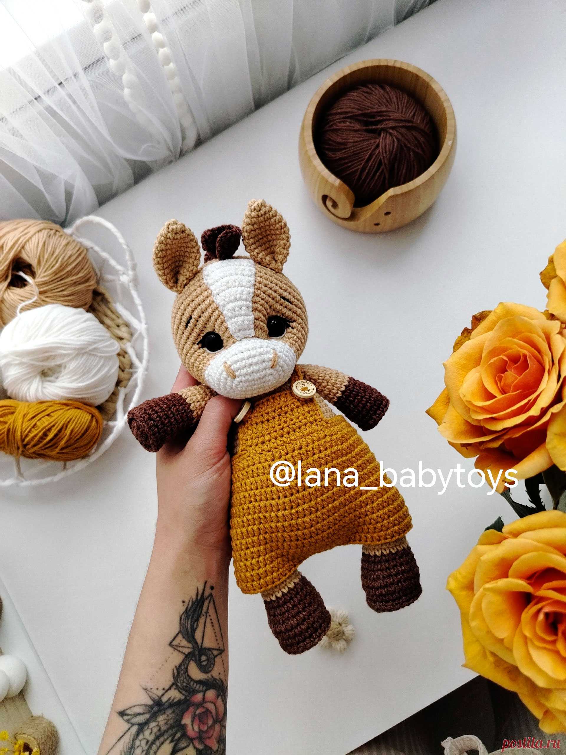 PDF Лошадка крючком. FREE crochet pattern; Аmigurumi toy patterns. Амигуруми схемы и описания на русском. Вязаные игрушки и поделки своими руками #amimore - лошадь в комбинезоне, лошадка из обычной пряжи, конь в штанишках.