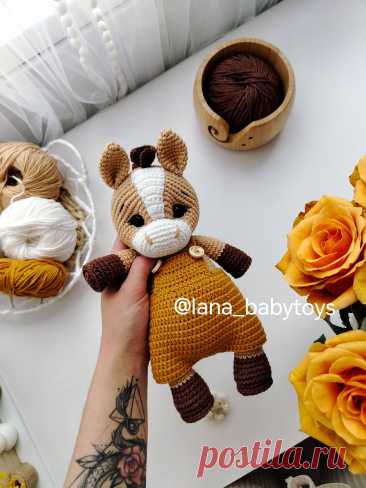 PDF Лошадка крючком. FREE crochet pattern; Аmigurumi toy patterns. Амигуруми схемы и описания на русском. Вязаные игрушки и поделки своими руками #amimore - лошадь в комбинезоне, лошадка из обычной пряжи, конь в штанишках.
