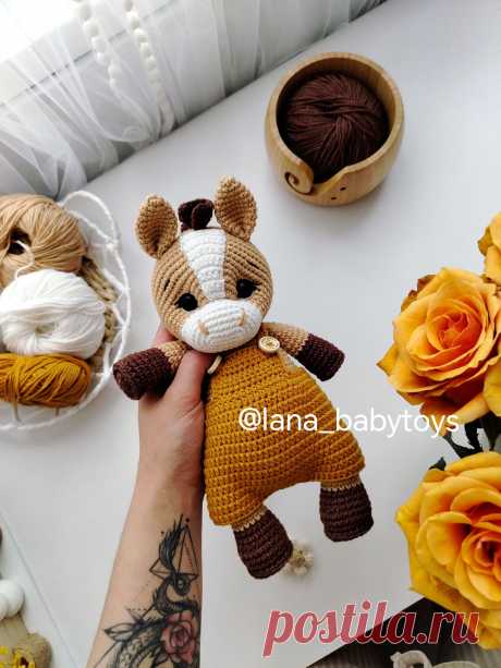 PDF Лошадка крючком. FREE crochet pattern; Аmigurumi toy patterns. Амигуруми схемы и описания на русском. Вязаные игрушки и поделки своими руками #amimore - лошадь в комбинезоне, лошадка из обычной пряжи, конь в штанишках.