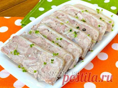 Прессованное мясо из свиной рульки — рецепт с фото Сварим свиную рульку до полной готовности. Отделим мясо от кости, добавим специи и выложим в форму. Установим гнет и поставим в холодильник.