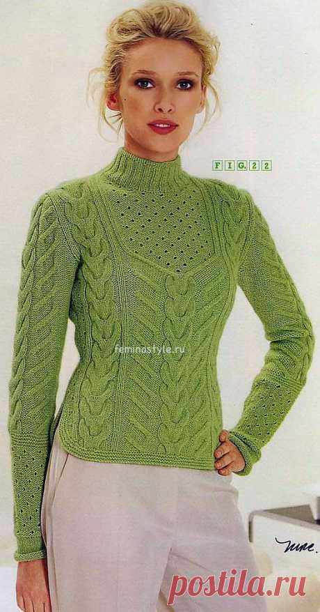 Зеленый узорчатый пуловер связанный спицами.