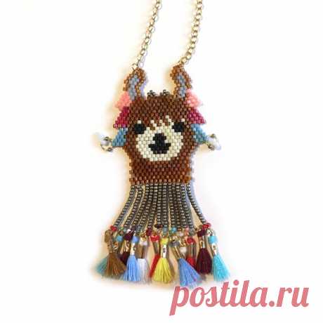 patrón de collar Lama ladrillo tejer puntada con perlas de Miyuki Delicas Cómo tejer un patrón de perlas de Miyuki Lama? La llama está de moda esta temporada! Este animal lindo inspiró Emilie alias @lebazardemilipuce que