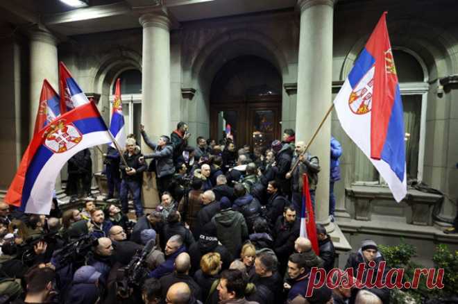 «Майданизация». Оппозиция в Сербии пошла на силовой вариант. По заявлению МВД Сербии, за участие в беспорядках задержаны 38 человек. В ходе пресечения атаки на скупщину Белграда пострадали 30 полицейских, один из силовиков получил тяжелое ранение.